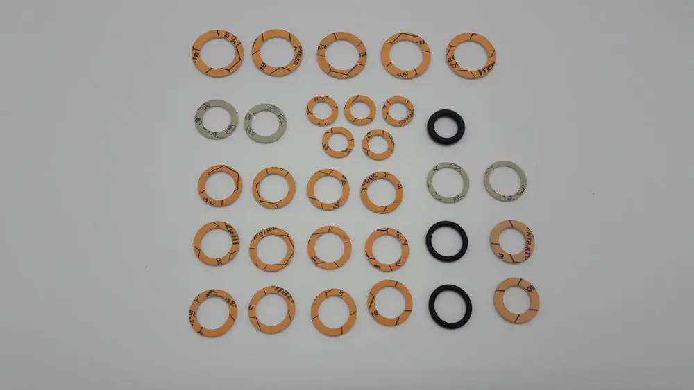 Diverses Sortiment an Dichtungsringen in orange und schwarz, teilweise beschriftet, zur Verwendung in Remeha-Produkten. Alle Ringe sind auf einem weißen Untergrund angeordnet.